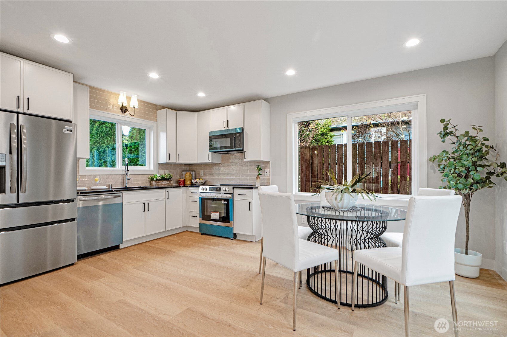 3054 Fairmount Avenue Southwest Seattle, WA 98116 - Photo 4 of 15