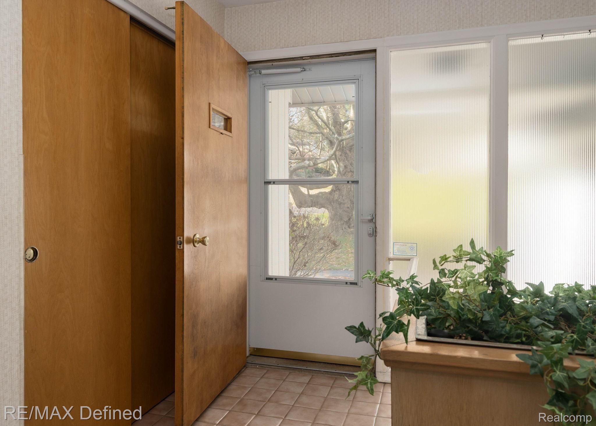 6045 Ronnoco Road Rochester, MI 48306 - Photo 5 of 40 5-web-or-mls-6045-Ronnoco-Rd-5.jpg