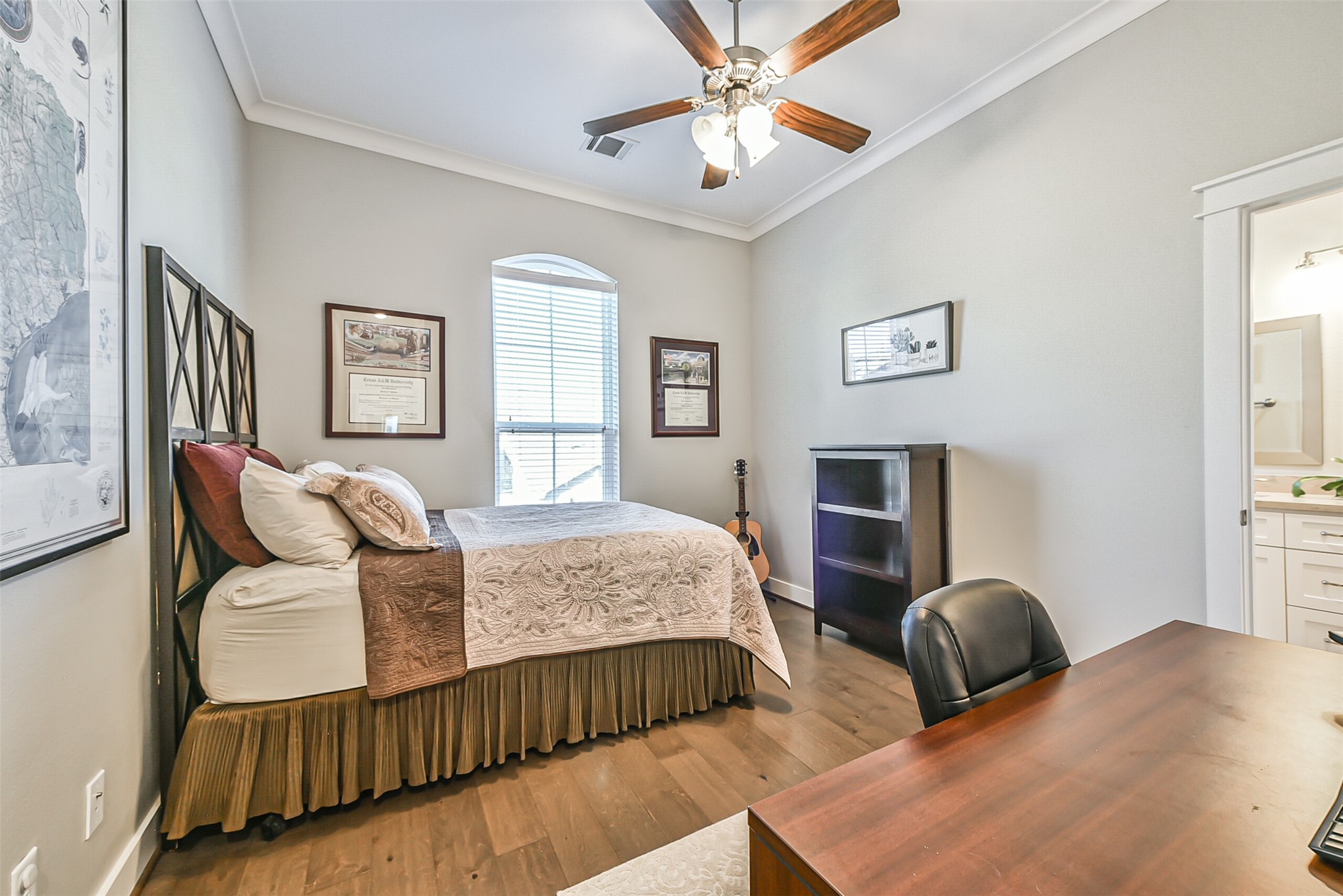 3222 Gillespie Street Houston, TX 77020 - Photo 28 of 43 a bedroom with two beds and painting on the wall