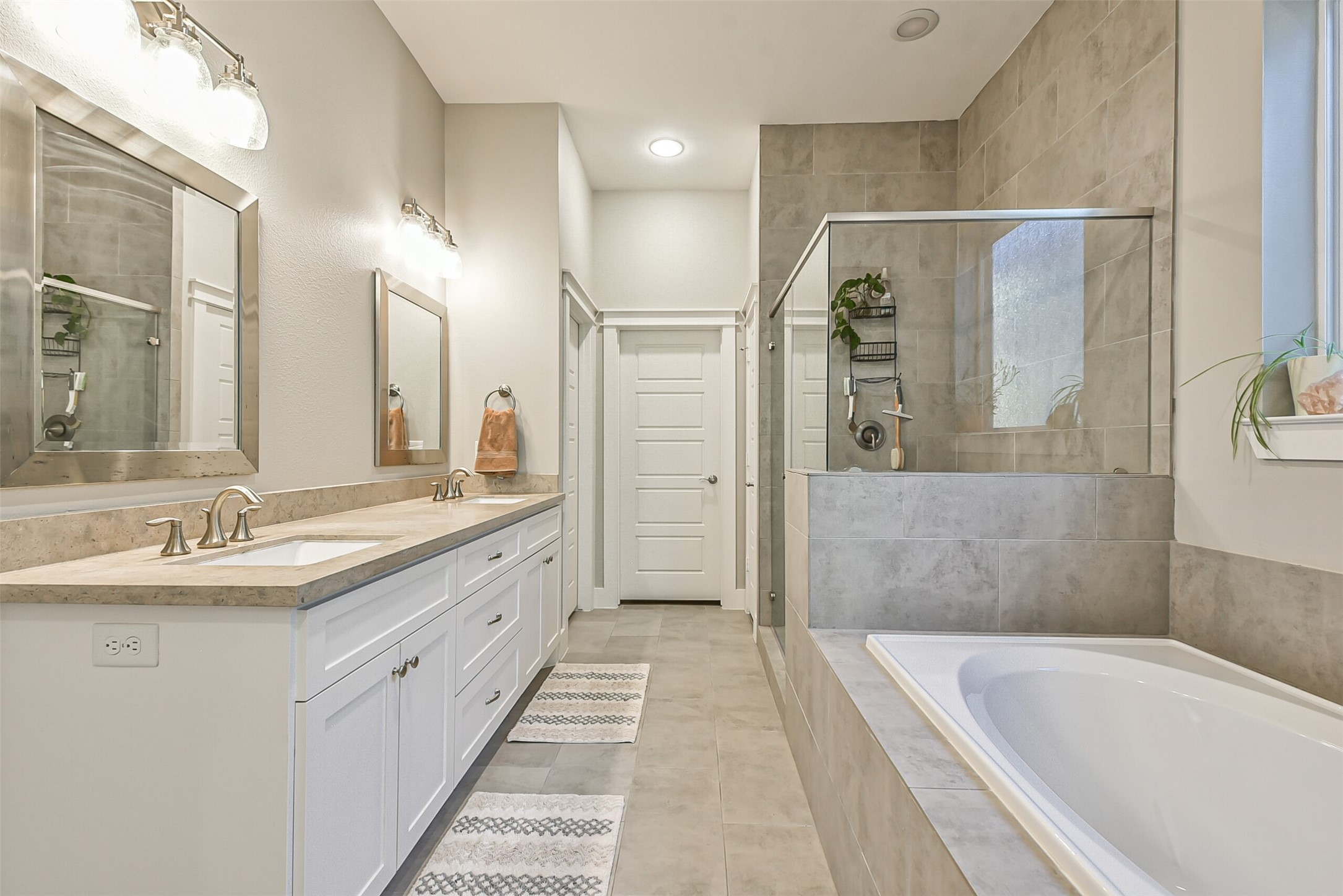 3222 Gillespie Street Houston, TX 77020 - Photo 38 of 43 a spacious bathroom with a tub sink shower and mirror