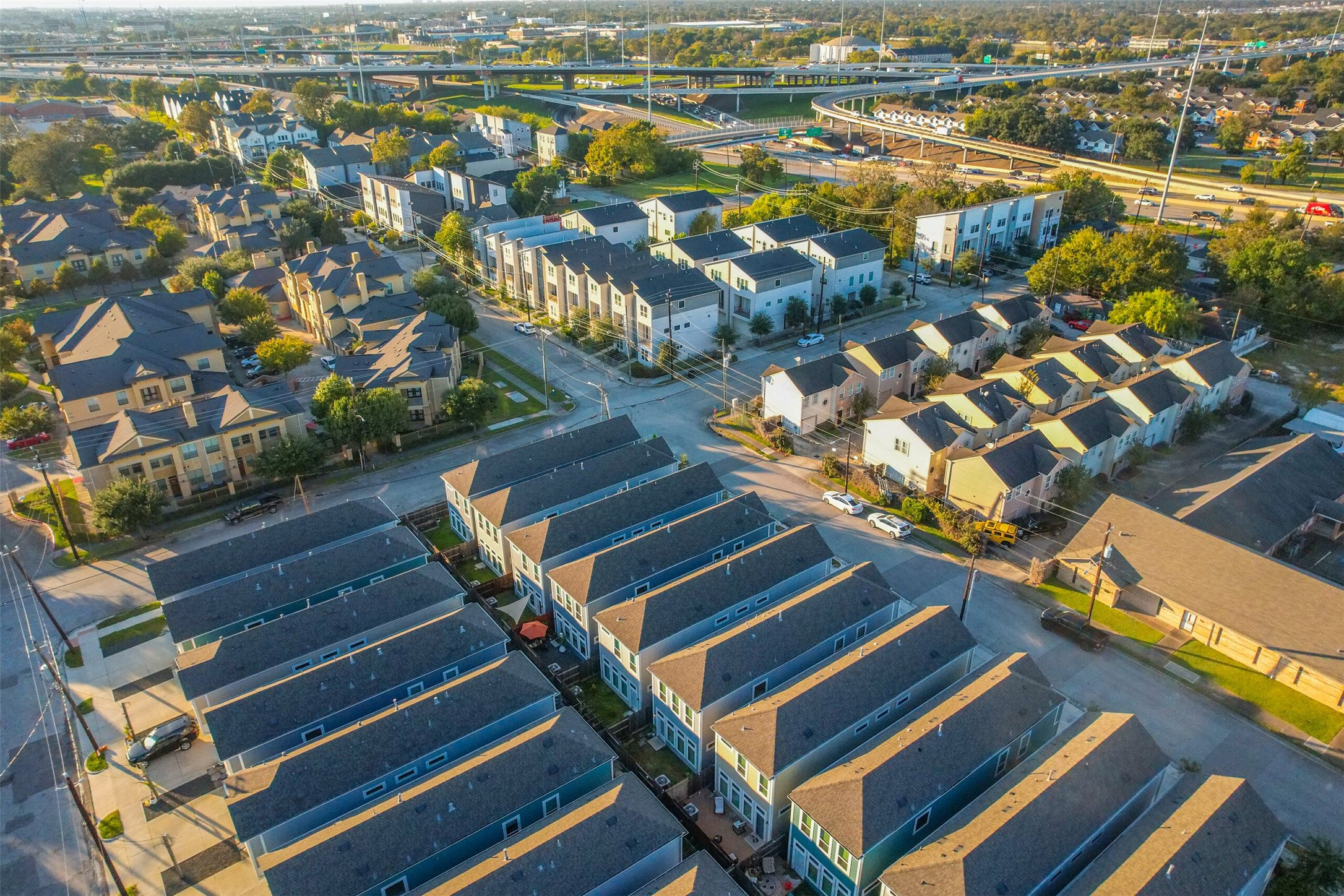 3222 Gillespie Street Houston, TX 77020 - Photo 5 of 43 a view of outdoor space with lots of trees
