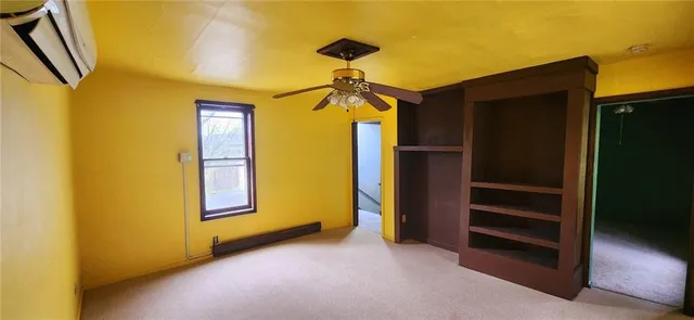 a view of empty room with a ceiling fan
