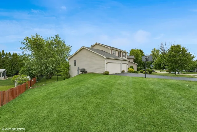 a view of a house with backyard