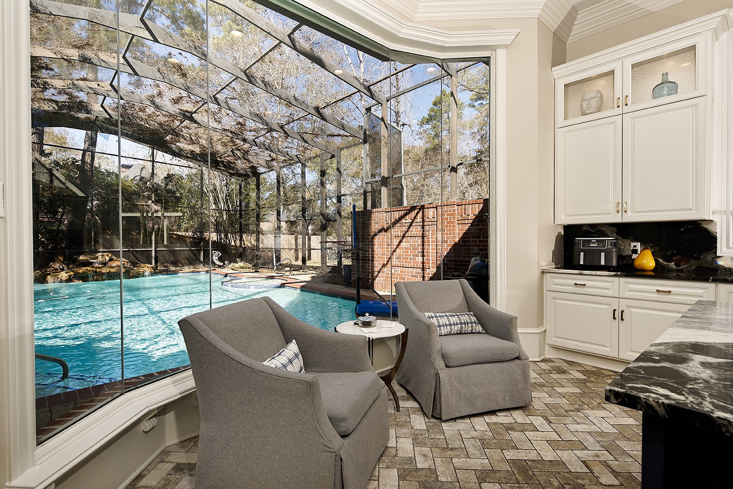 38 Grogans Point Road The Woodlands, TX 77380 - Photo 17 of 50 Sitting area in the kitchen.