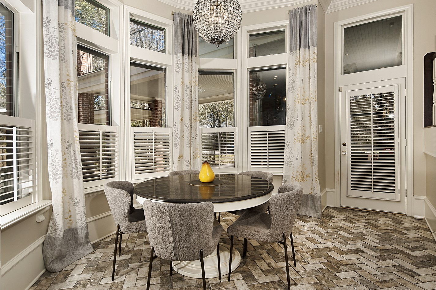 38 Grogans Point Road The Woodlands, TX 77380 - Photo 19 of 50 Breakfast area.