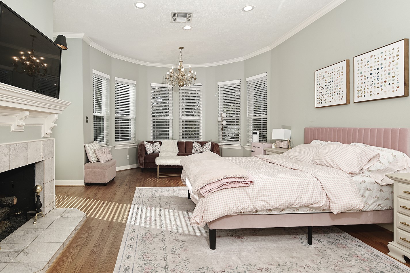 38 Grogans Point Road The Woodlands, TX 77380 - Photo 30 of 50 a spacious bedroom with a bed a couch and dresser