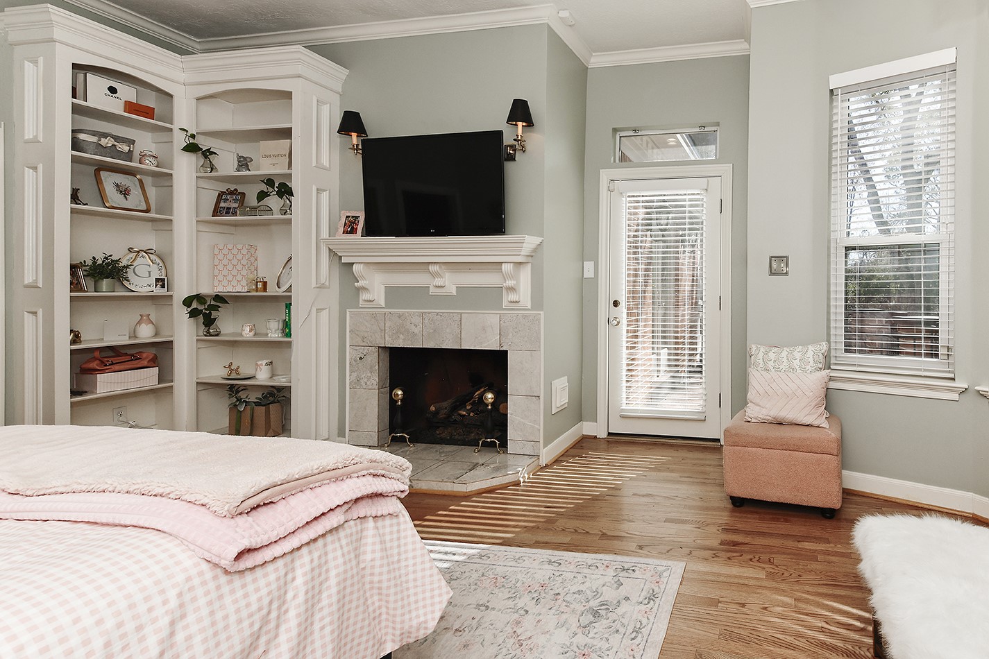 38 Grogans Point Road The Woodlands, TX 77380 - Photo 31 of 50 Secondary primary suite upstairs with access to balcony.