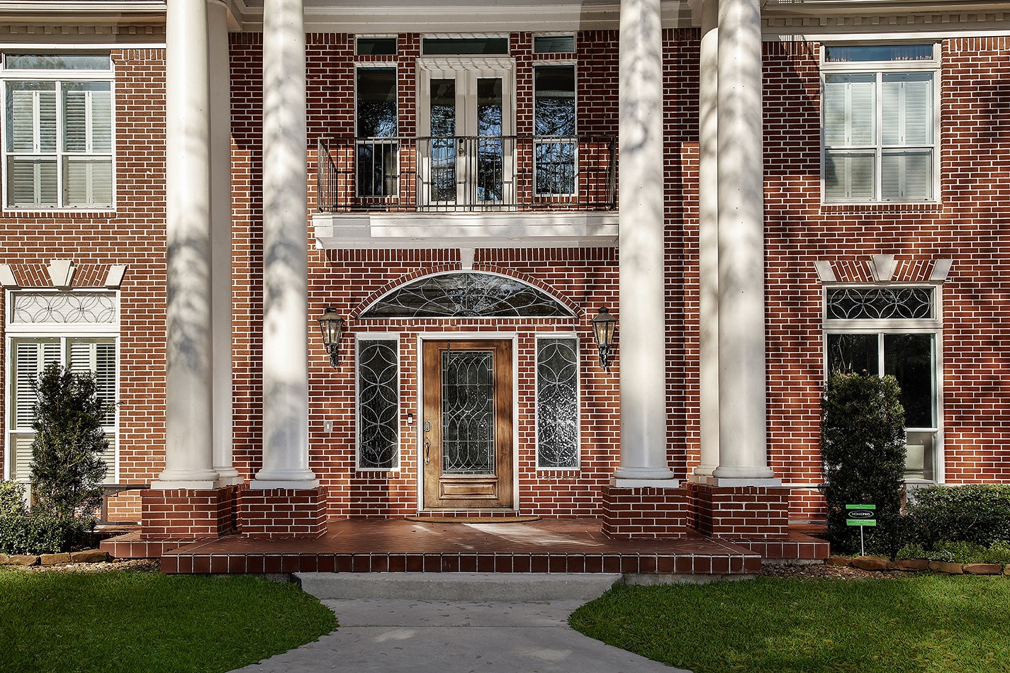 38 Grogans Point Road The Woodlands, TX 77380 - Photo 4 of 49 Built by Wally & Westbrook in 1998