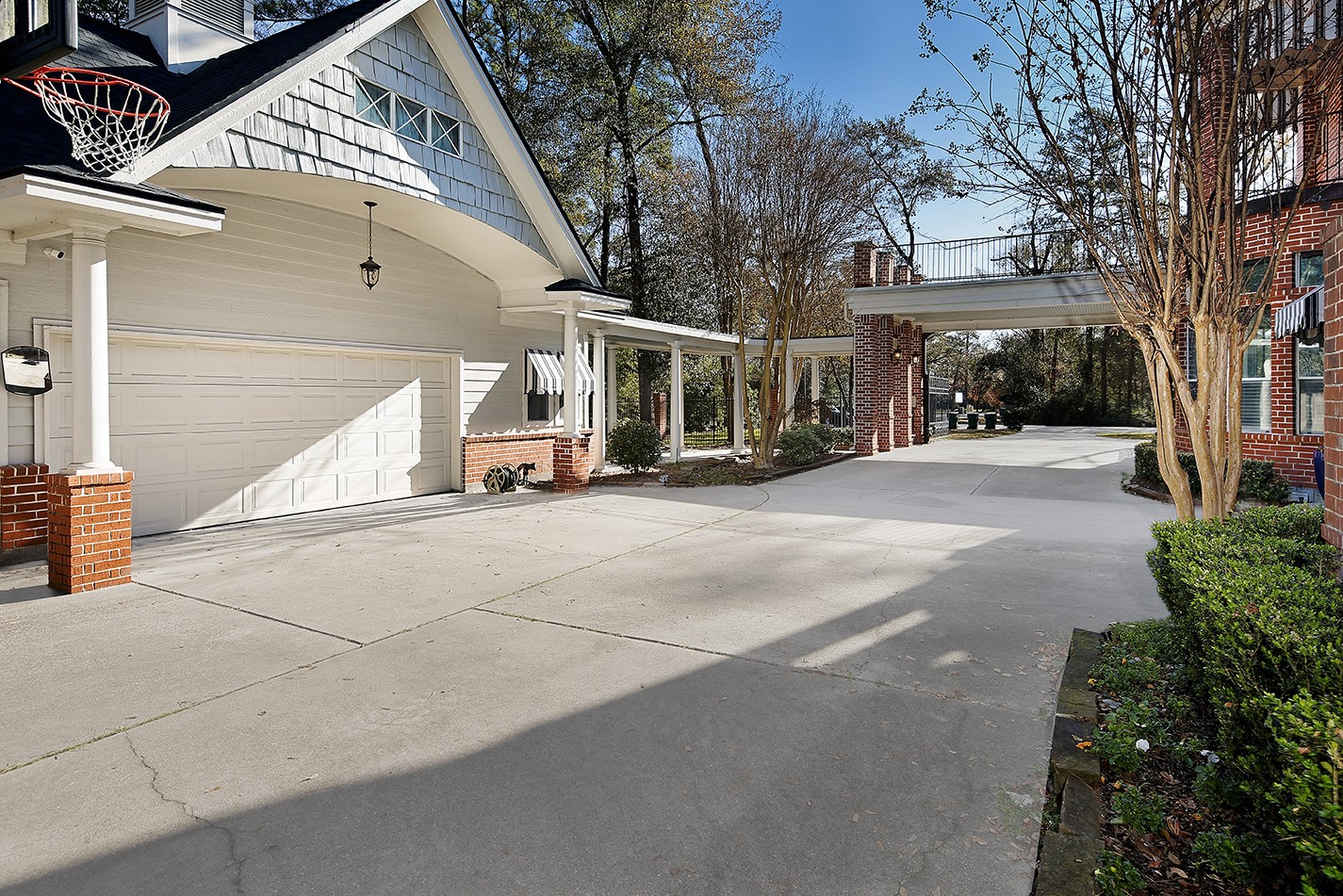 38 Grogans Point Road The Woodlands, TX 77380 - Photo 44 of 49 3-car carriage house