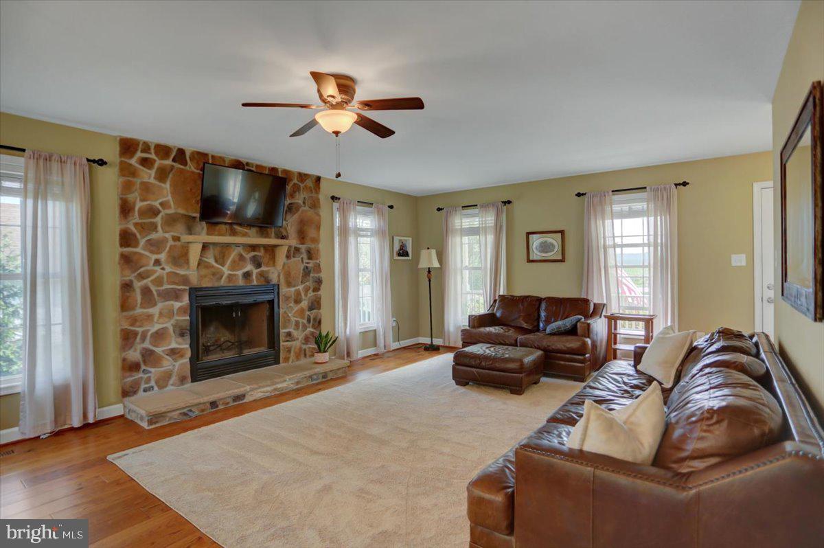 1832 Pleasant View Road Adamstown, MD 21710 - Photo 9 of 54 Living room