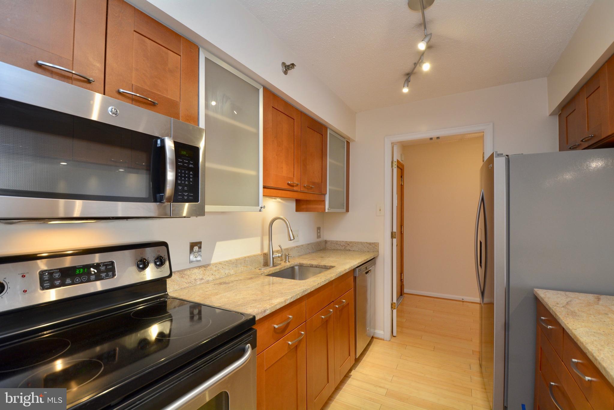 1301 North Courthouse Road, Unit 1512 Arlington, VA 22201 - Photo 18 of 37 Kitchen