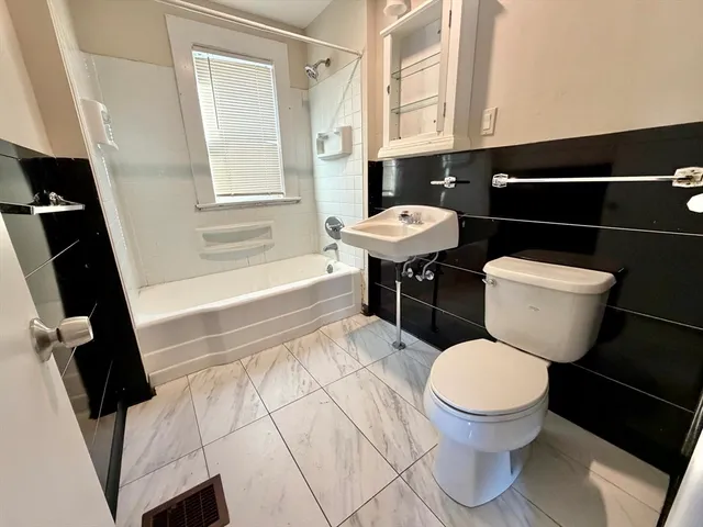 $2,800 | 21 Oakland Avenue, Unit 2, Everett, MA 02149