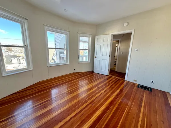 $2,600 | 21 Oakland Avenue, Unit 2, Everett, MA 02149