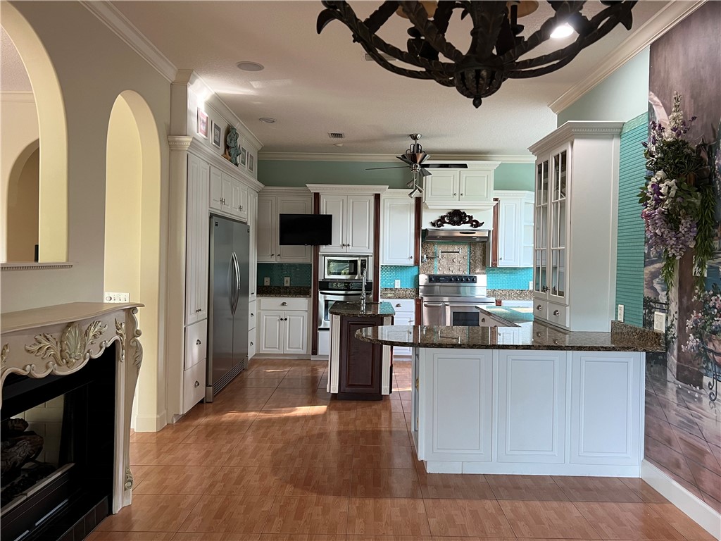 133 Yellow Blf Lane Brunswick, GA 31520 - Photo 5 of 35 @nd floor Kitchen