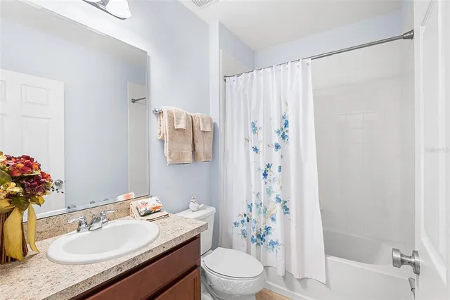 a view of empty room with window