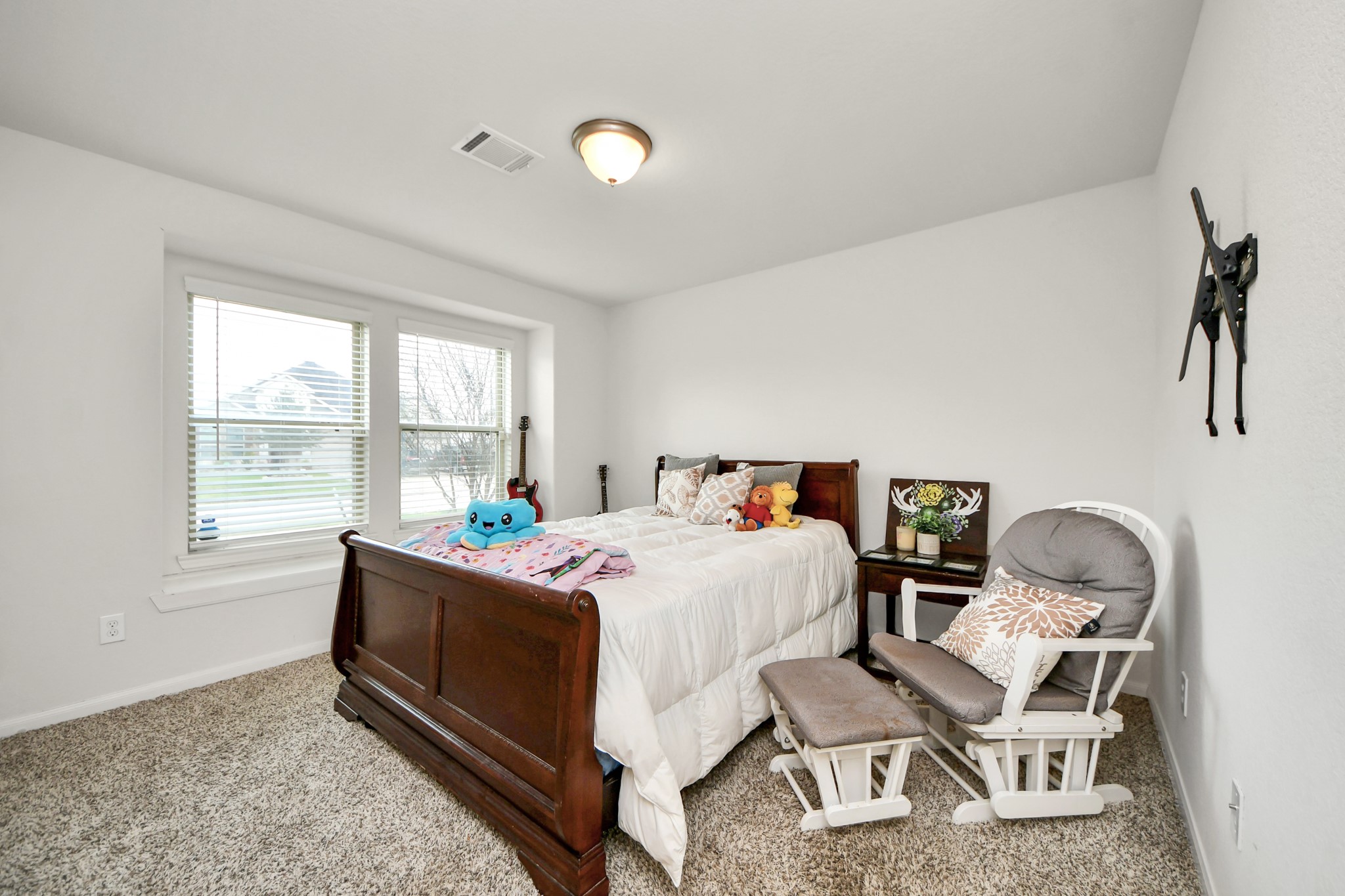 6226 Mason Way Rosenberg, TX 77471 - Photo 19 of 30 a bedroom with a bed and a window