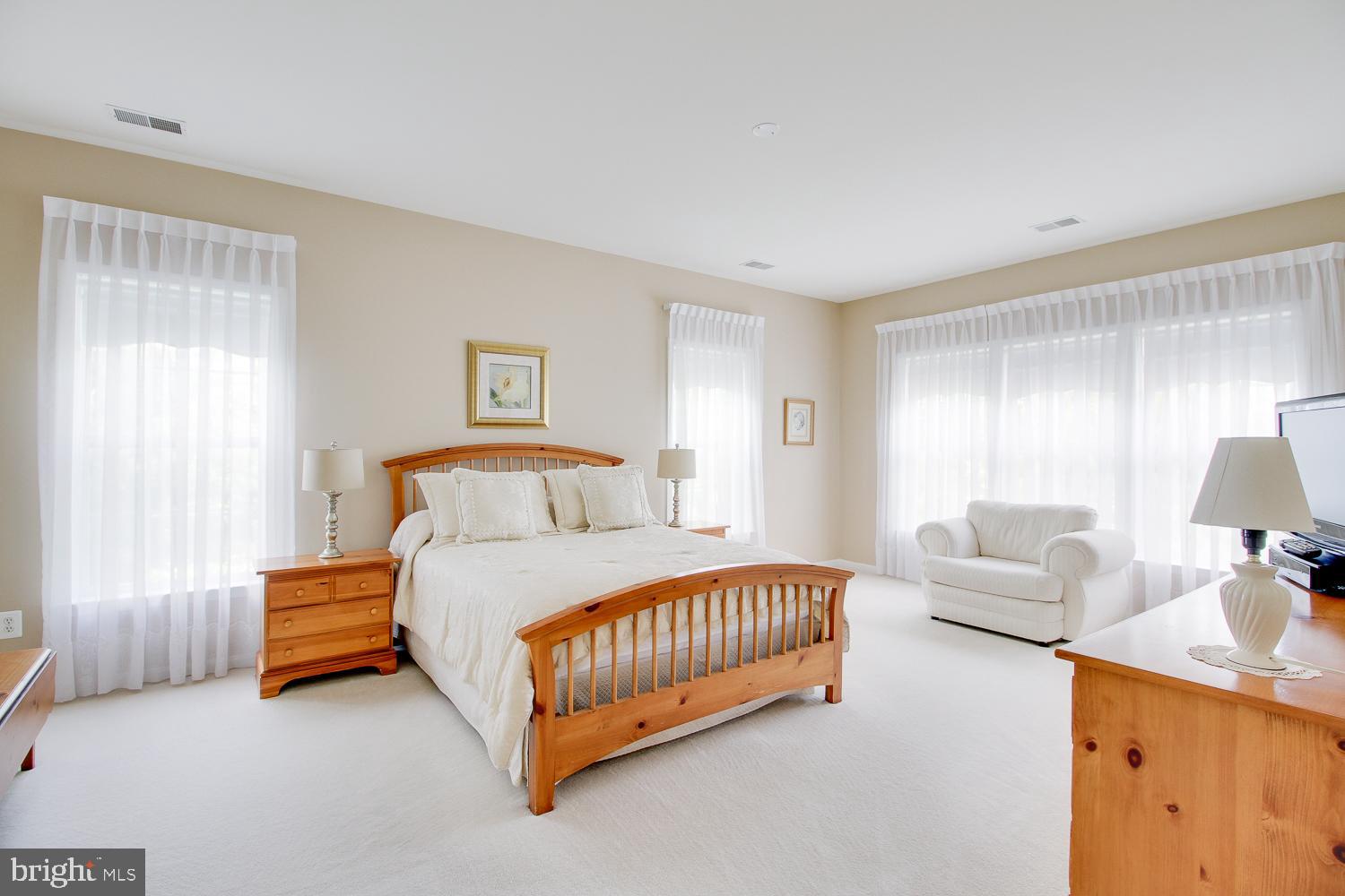 21516 Inman Park Place Ashburn, VA 20147 - Photo 12 of 22 Large and bright Master Bed - sitting area