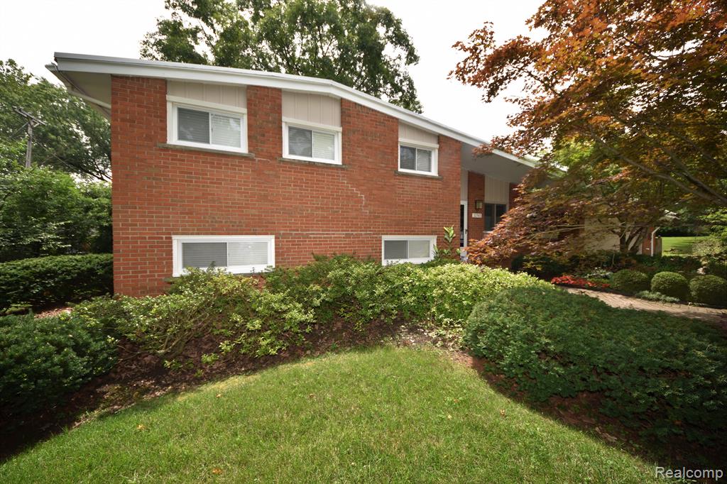 32743 Hearthstone Road Farmington Hills, MI 48334 - Photo 5 of 27