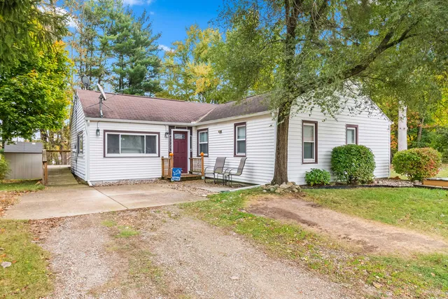 $179,900 | 1125 Hickory Lane, Hillsdale, MI 49242