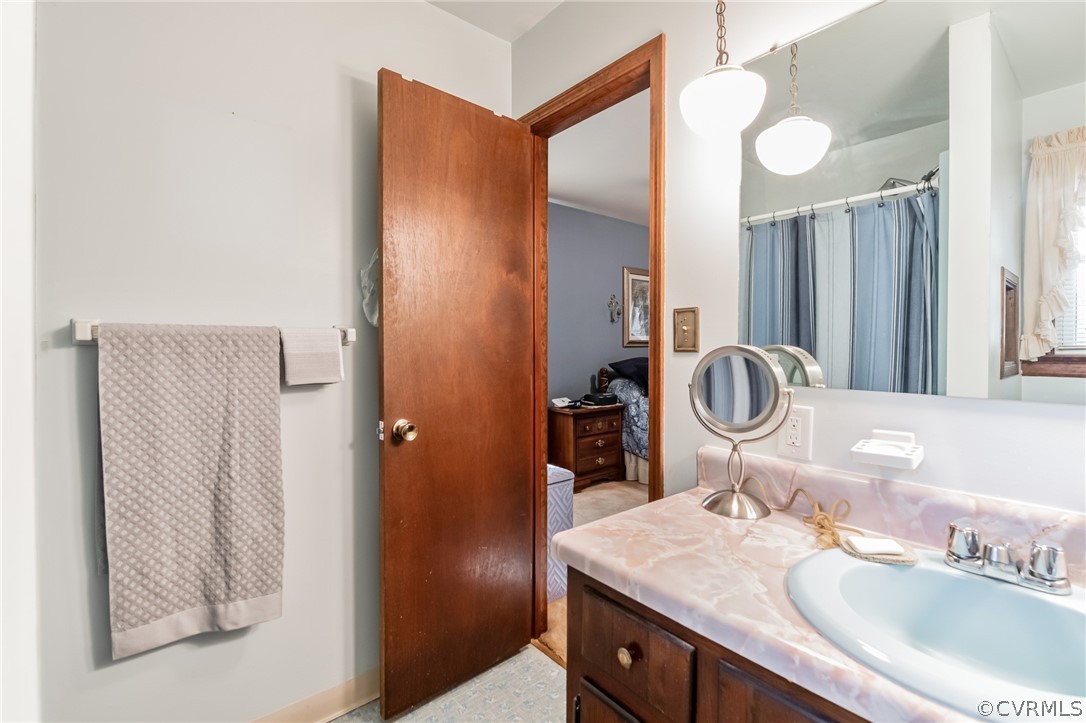 10411 Ambridge Road Chesterfield, VA 23832 - Photo 21 of 33 a bathroom with a sink vanity granite and a mirror