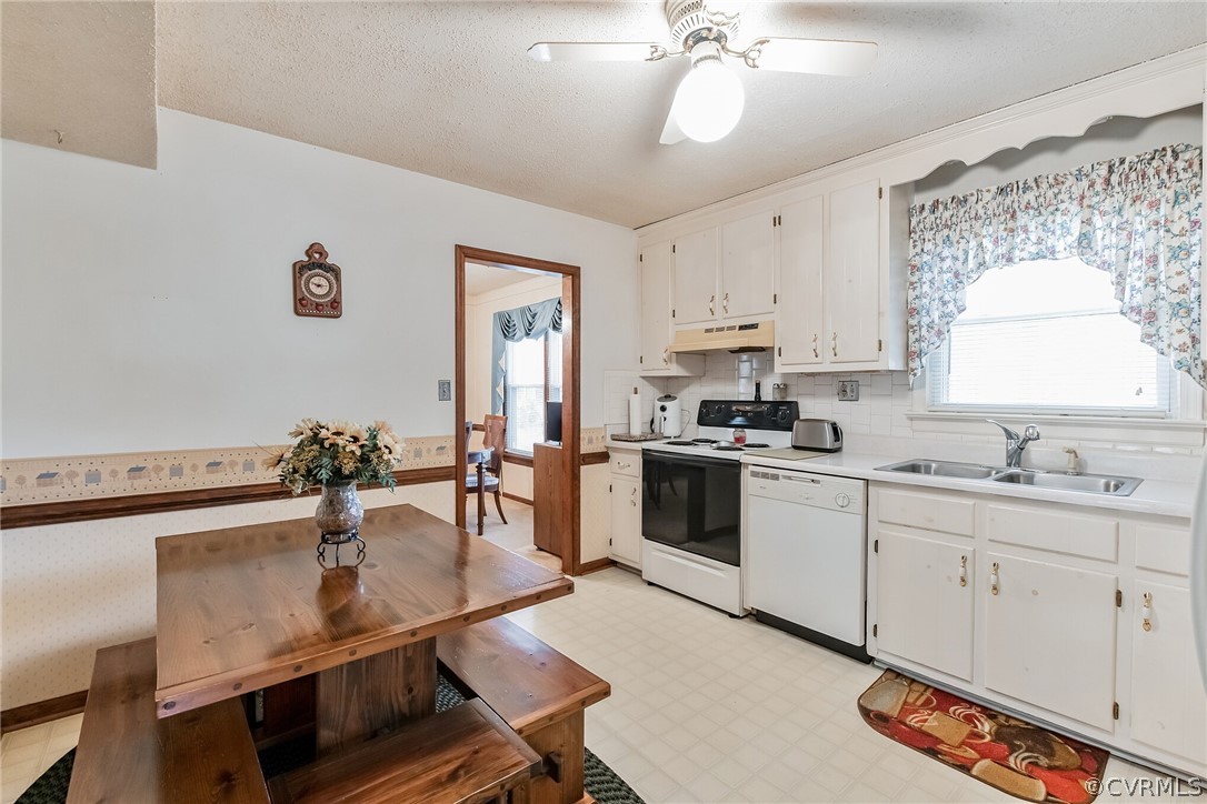 10411 Ambridge Road Chesterfield, VA 23832 - Photo 9 of 33 a kitchen with a dining table chairs sink and stove