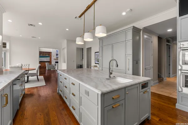 a large kitchen with kitchen island a large island in it