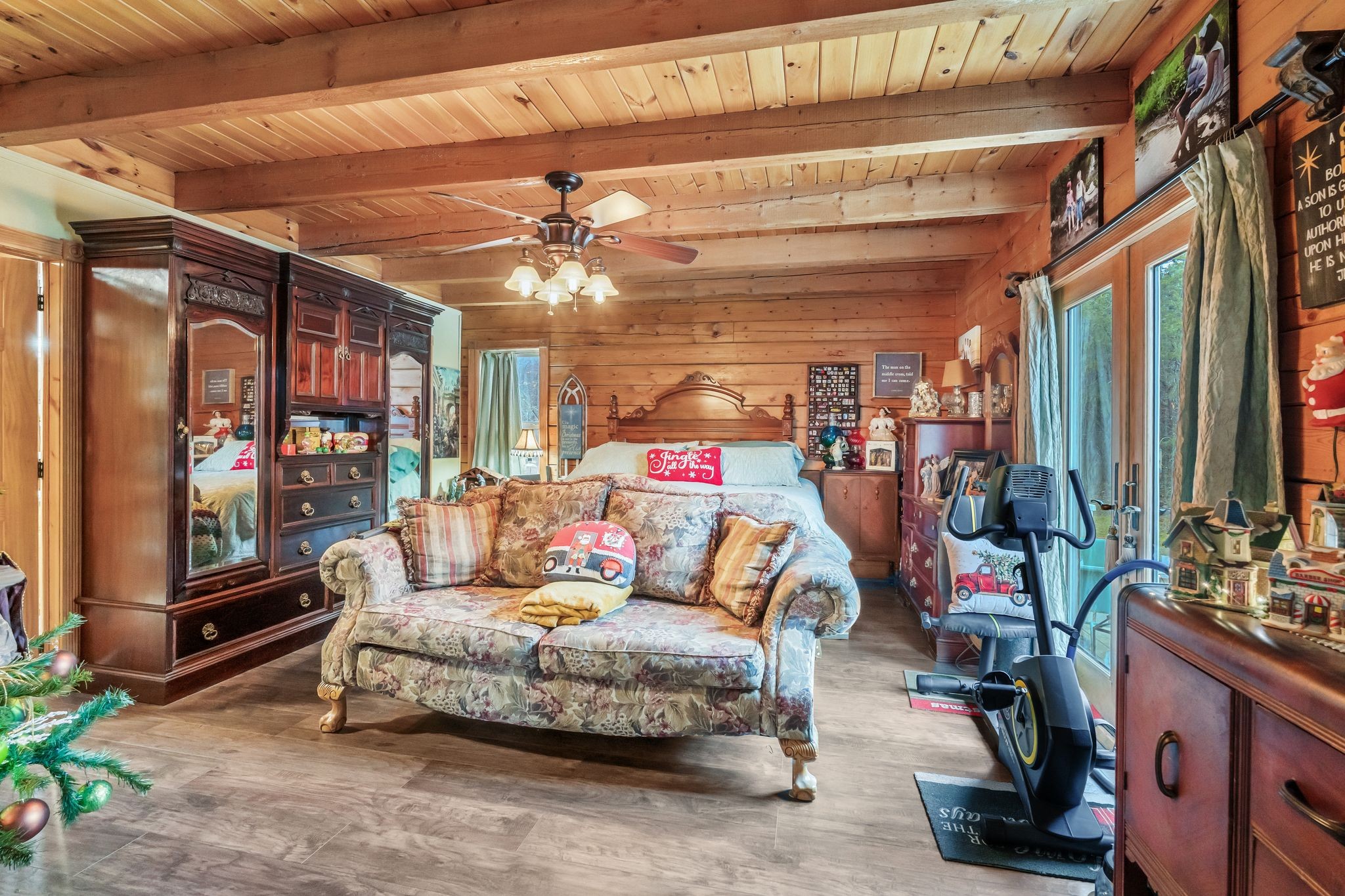 10955 Old Lebanon Road Murfreesboro, TN 37129 - Photo 22 of 100 a living room with furniture a flat screen tv and a table