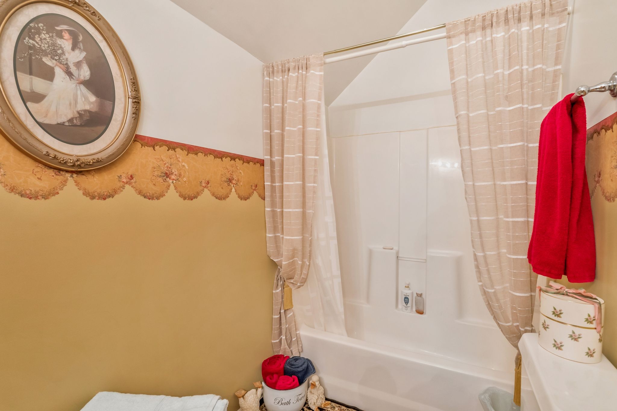 10955 Old Lebanon Road Murfreesboro, TN 37129 - Photo 49 of 100 a bathroom with a bath tub and a shower curtain