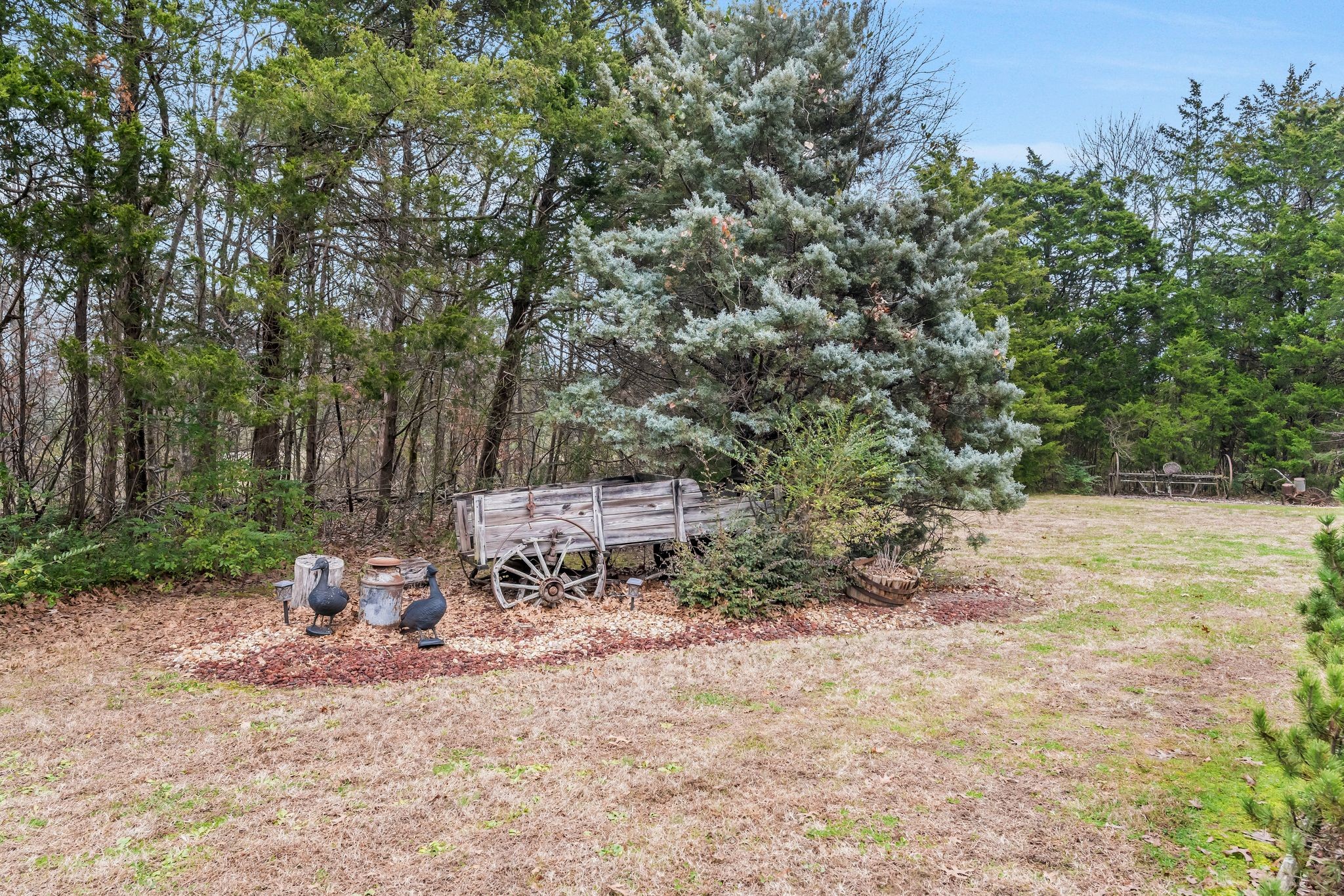 10955 Old Lebanon Road Murfreesboro, TN 37129 - Photo 80 of 100 a backyard of a house with table and chairs