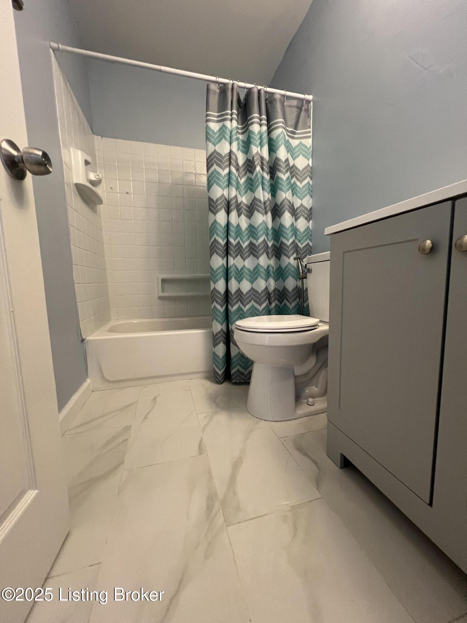 2231 Peaslee Road Louisville, KY 40216 - Photo 24 of 47 Full Bathroom