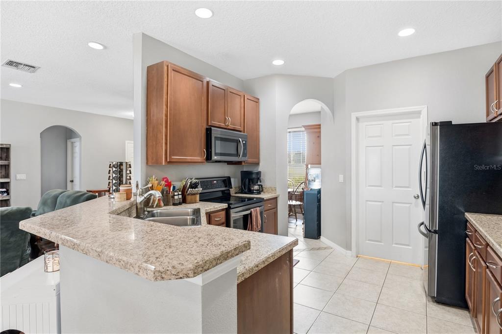 860 Hart Avenue Altamonte Springs, FL 32701 - Photo 4 of 35