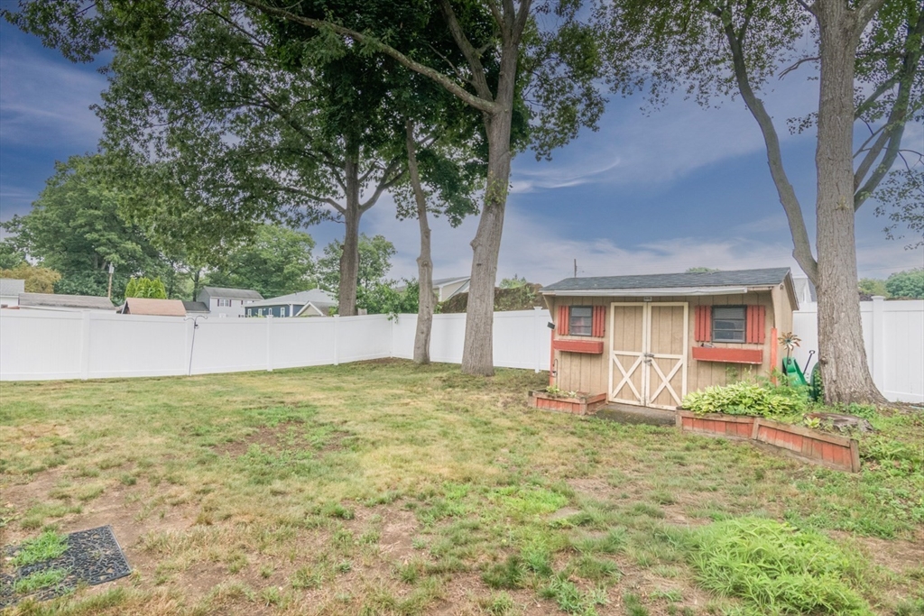 223 Mazarin Street Springfield, MA 01151 - Photo 4 of 32