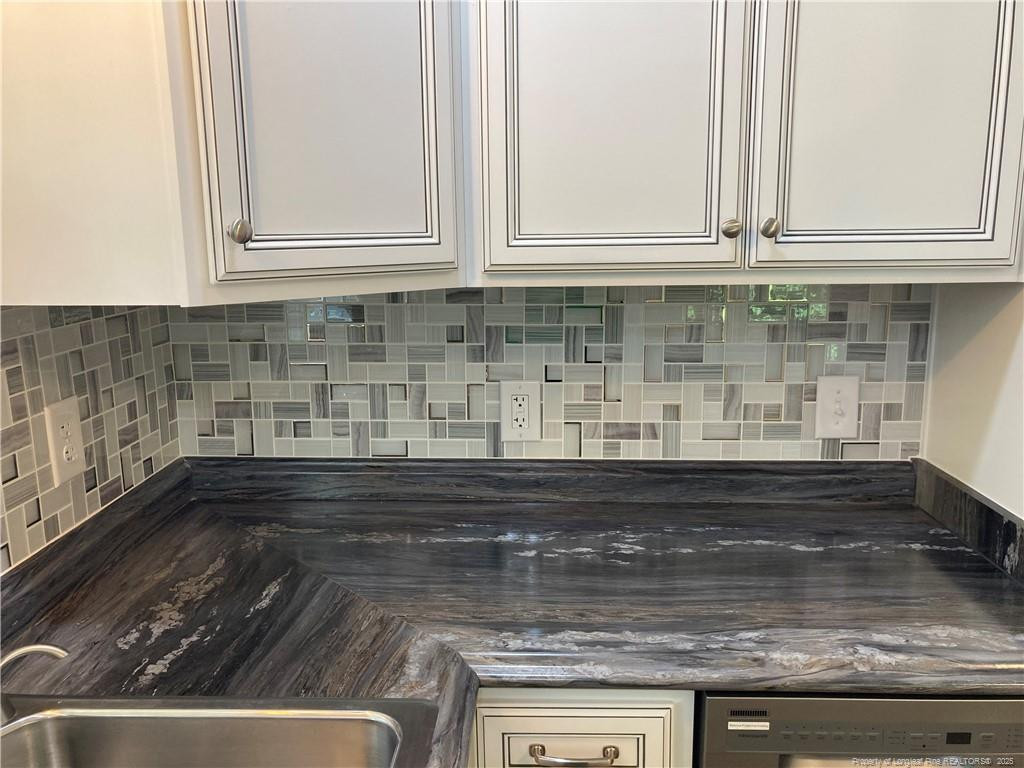 5302 Foxfire Road Fayetteville, NC 28303 - Photo 10 of 28 Elegant backsplash and cabinets