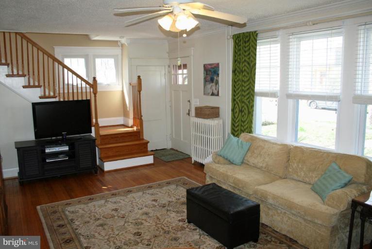 413 Forest View Road Linthicum Heights, MD 21090 - Photo 8 of 23 Living Room