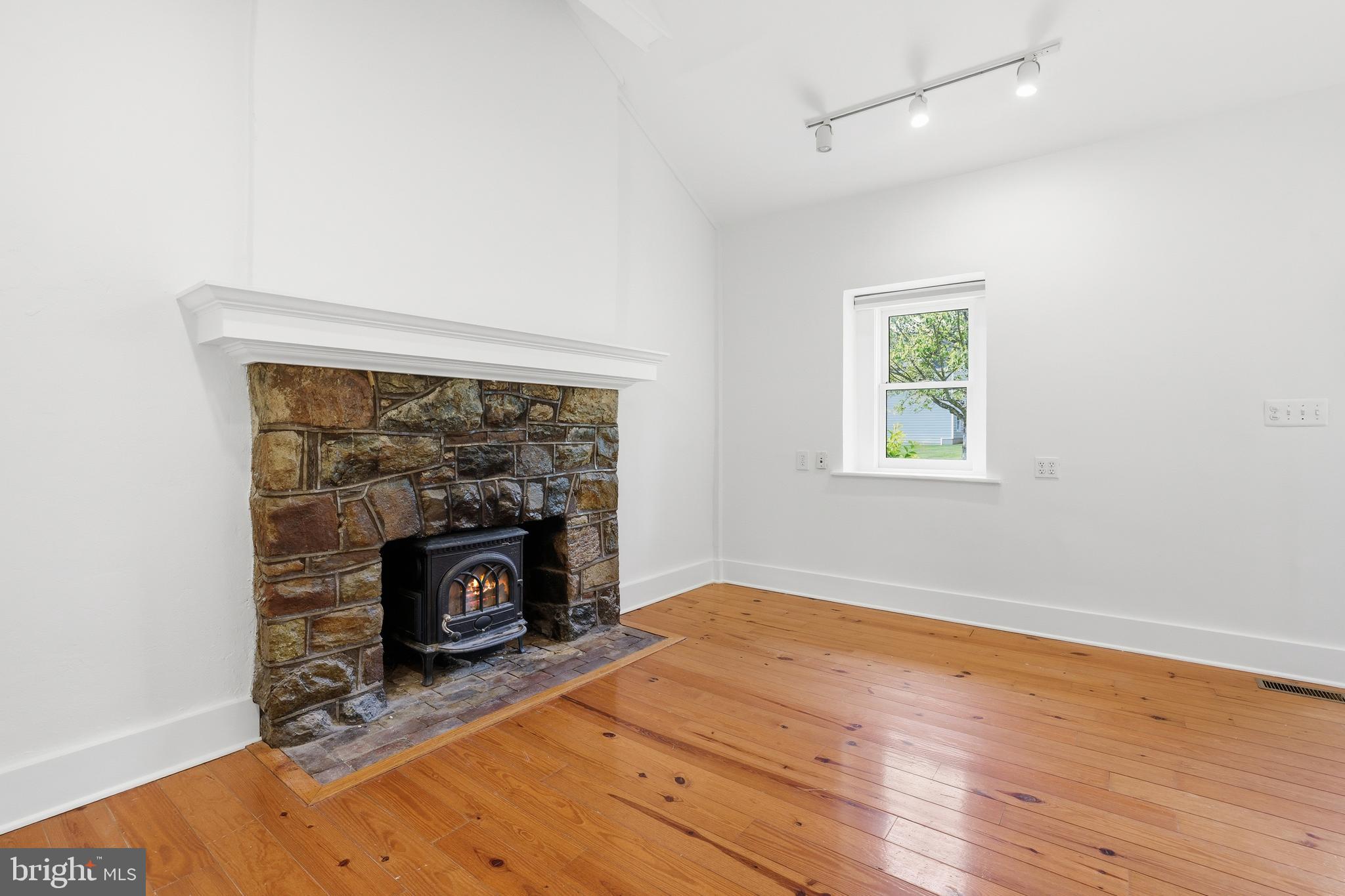 17781 Roxbury Hall Road Leesburg, VA 20175 - Photo 67 of 107 Guest cottage with wood burning fireplace insert