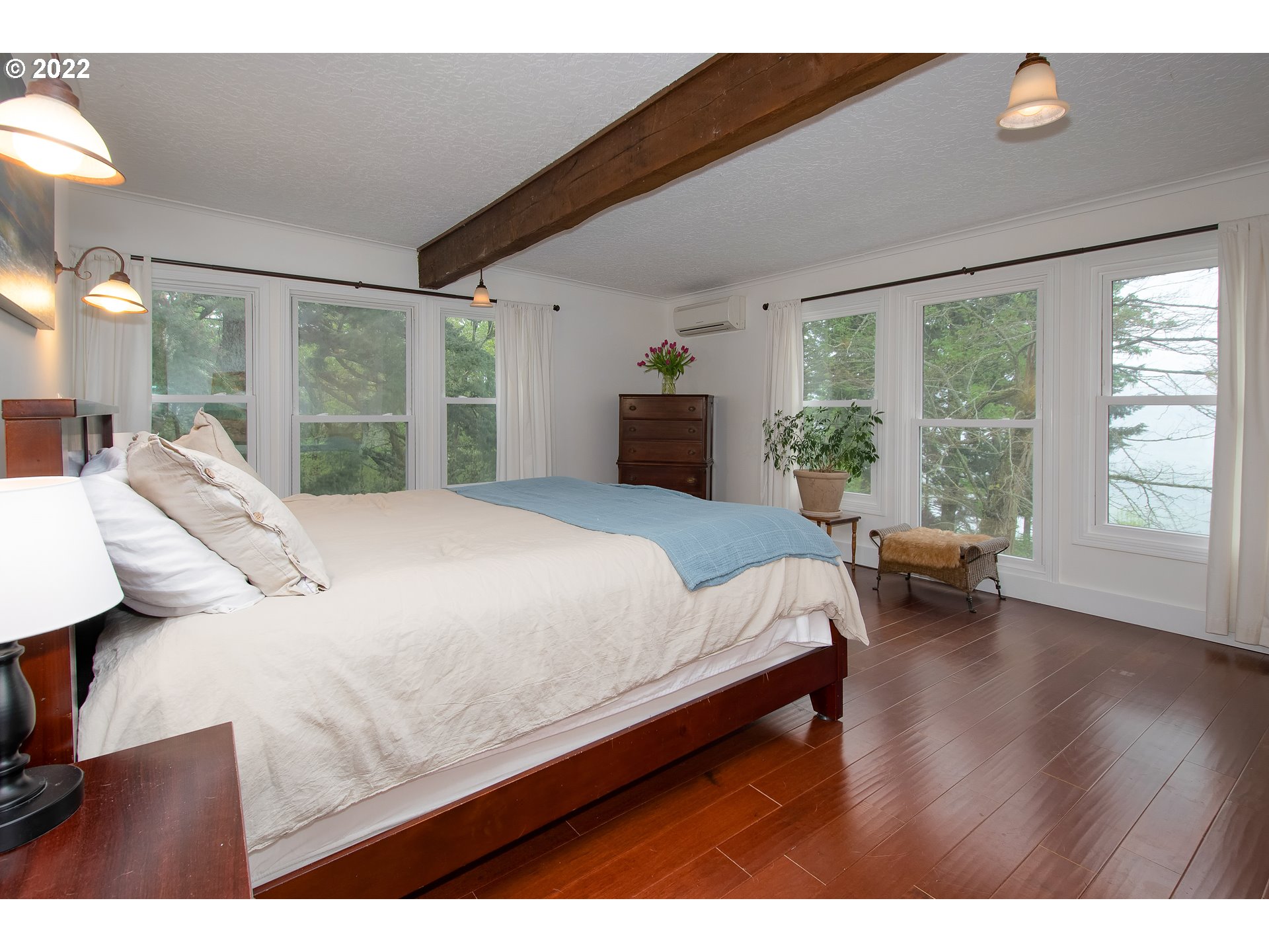 181 Marble Road Washougal, WA 98671 - Photo 20 of 32 a large bedroom with a large bed and a large window