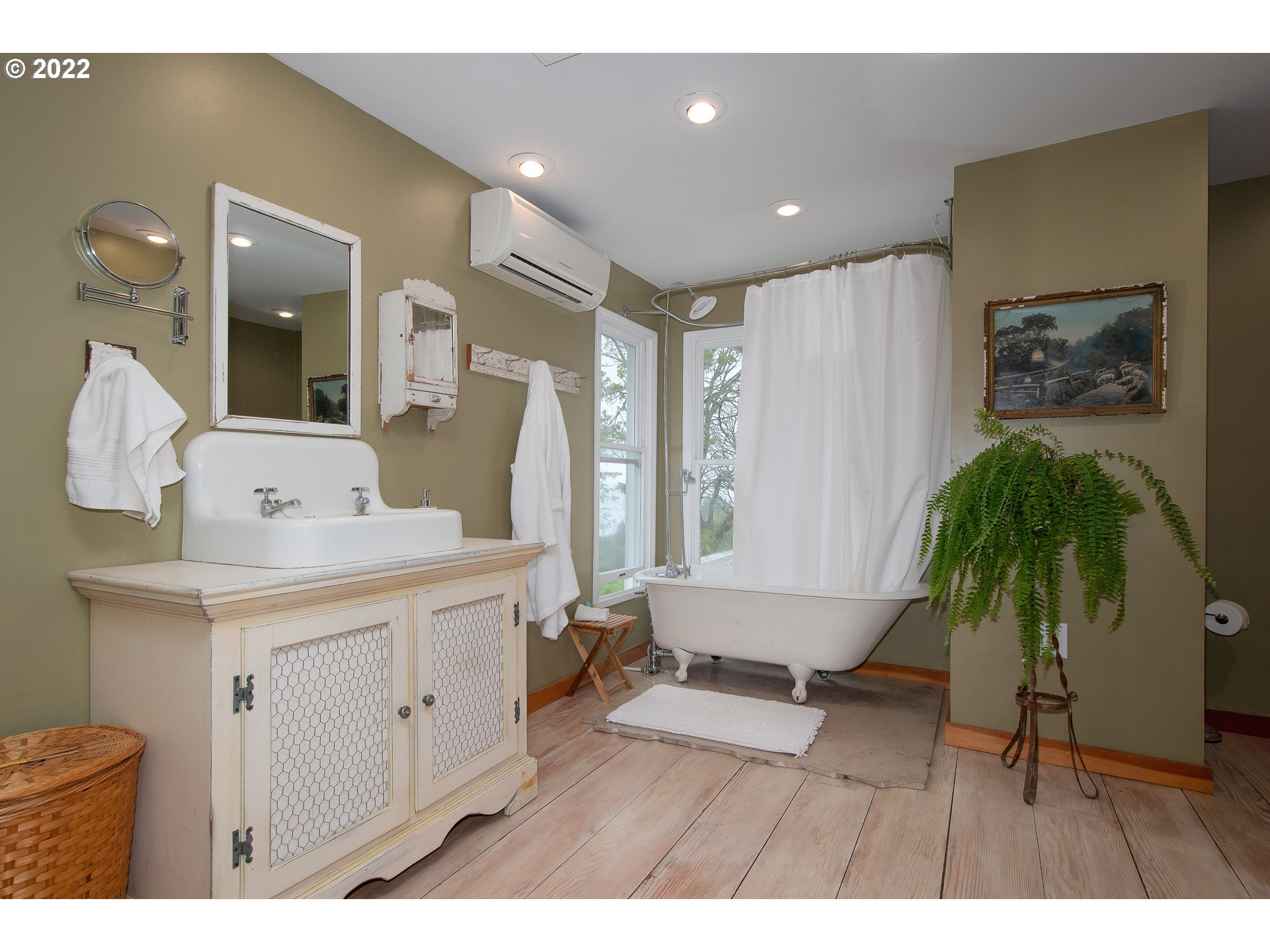181 Marble Road Washougal, WA 98671 - Photo 22 of 32 a living room with furniture and a potted plant