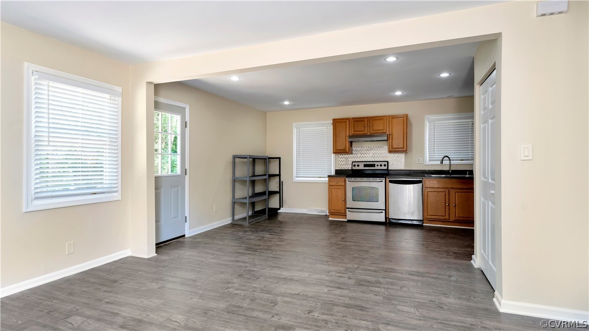 6212 Barrister Road Chesterfield, VA 23832 - Photo 4 of 19 a kitchen with stainless steel appliances a refrigerator and a stove top oven