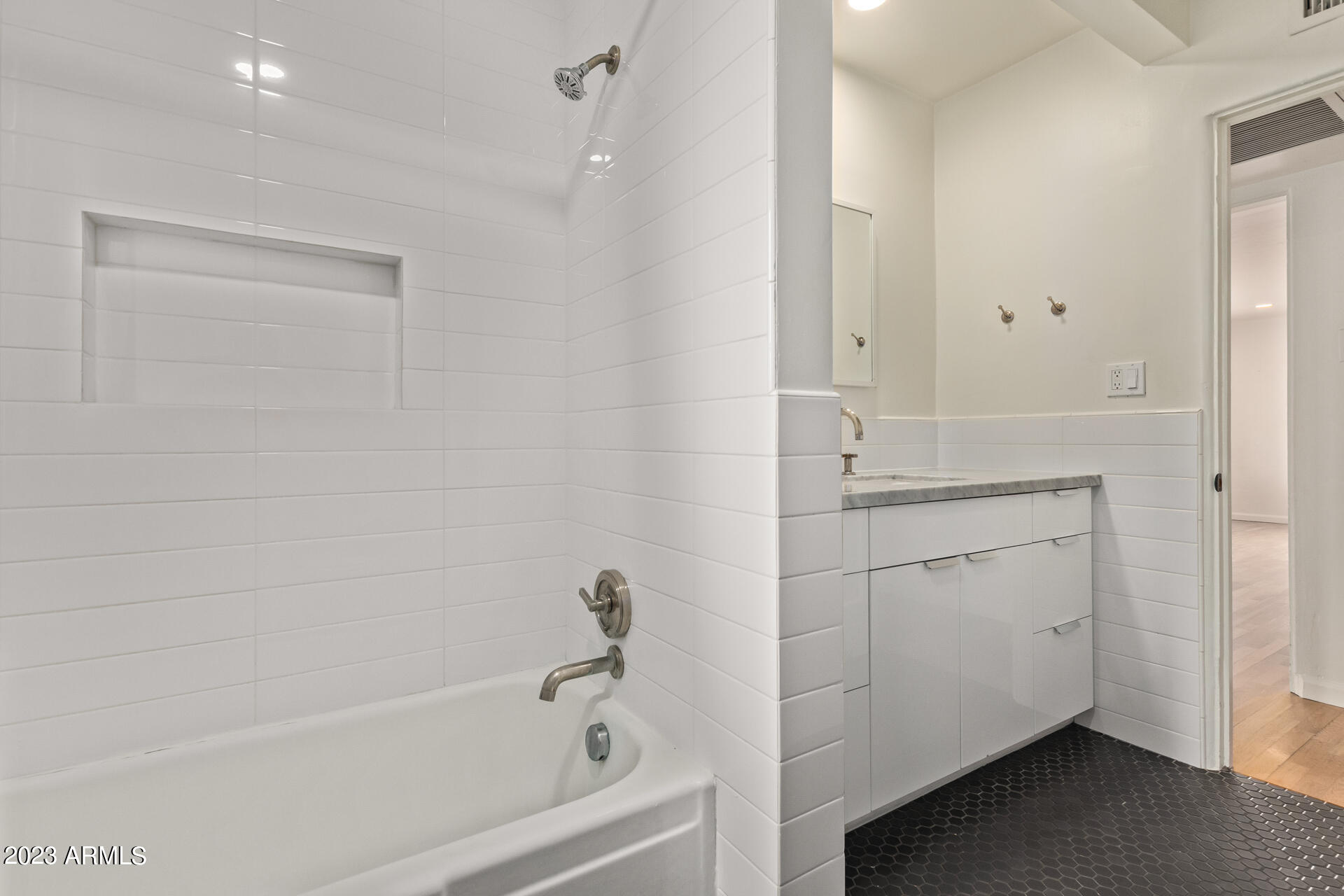 345 East Alvarado Road Phoenix, AZ 85004 - Photo 12 of 39 Dual sinks and tub