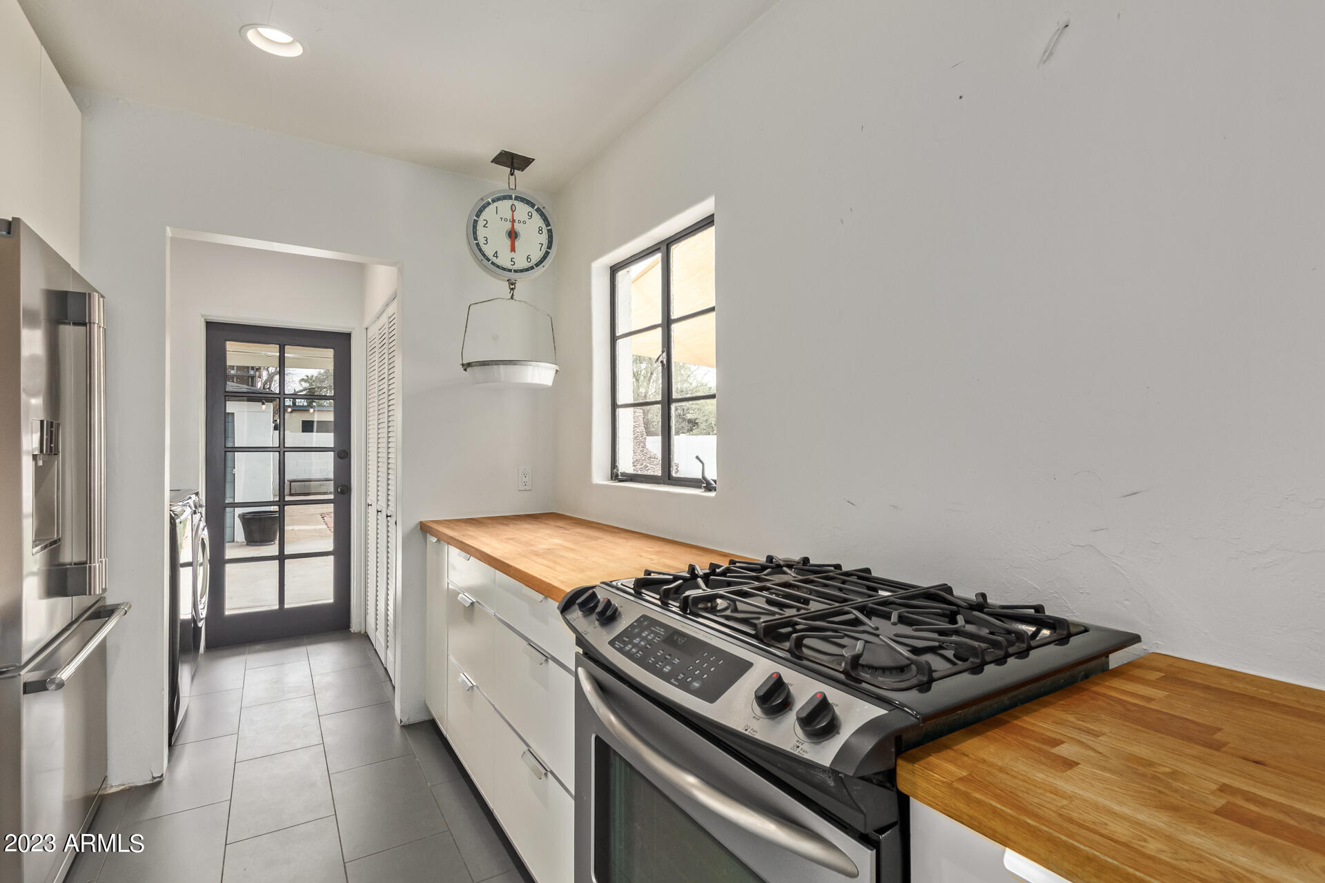 345 East Alvarado Road Phoenix, AZ 85004 - Photo 5 of 39 Gas stove & stainless steel appliances