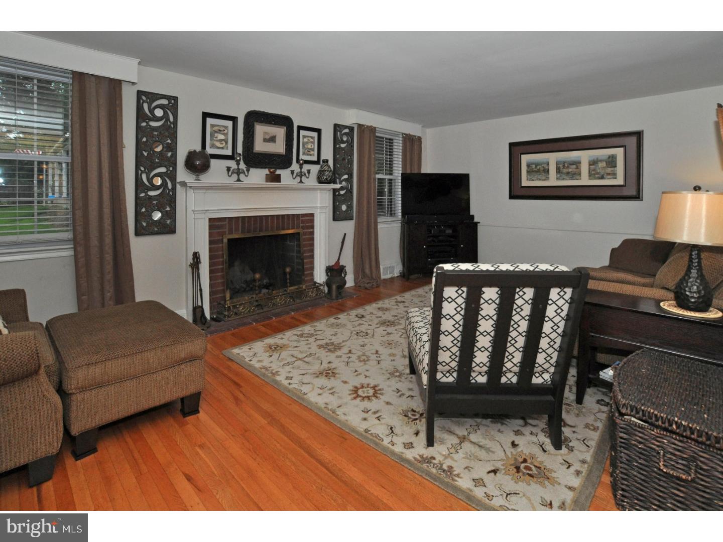 624 Lindley Road Glenside, PA 19038 - Photo 6 of 25 Living Room