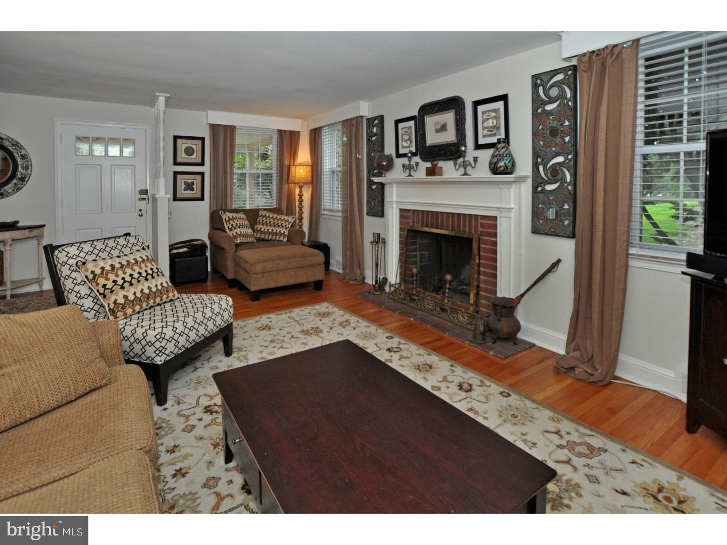 624 Lindley Road Glenside, PA 19038 - Photo 7 of 25 Living Room