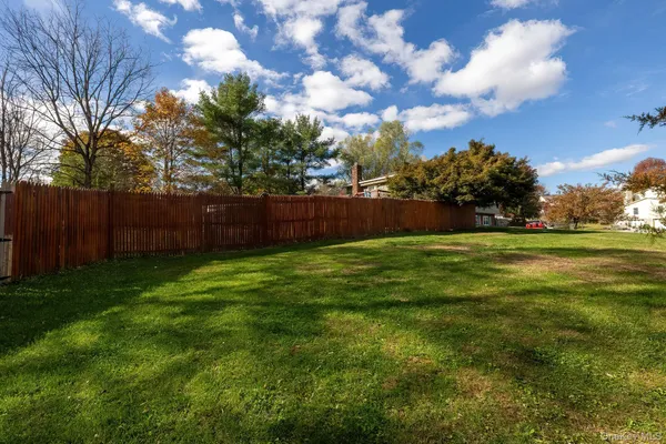 a view of yard with green space