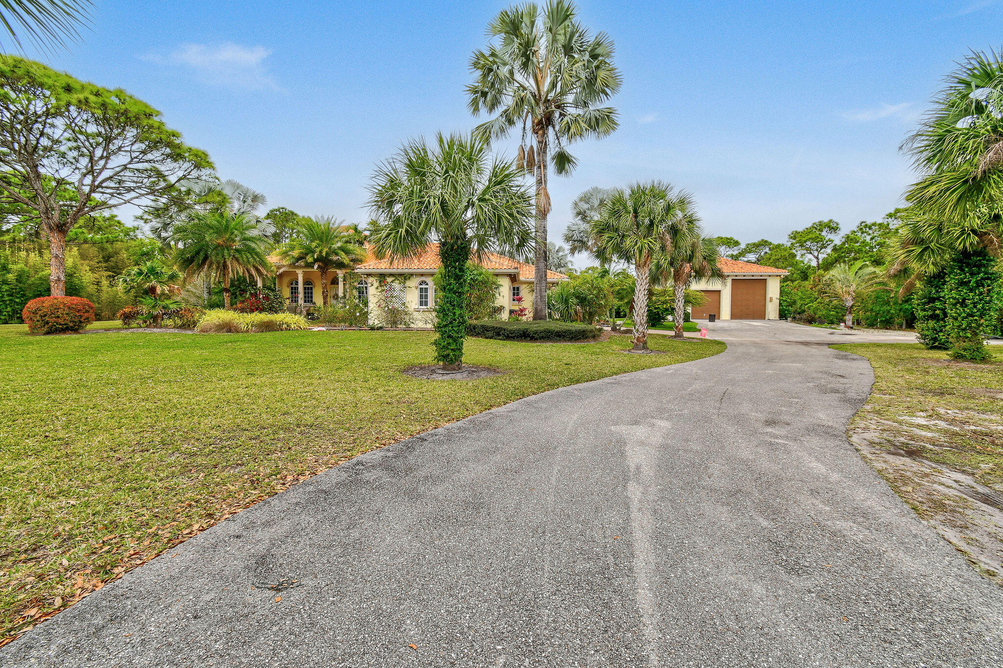 18940 Southeast Castle Road Jupiter, FL 33458 - Photo 22 of 25 Long Driveway