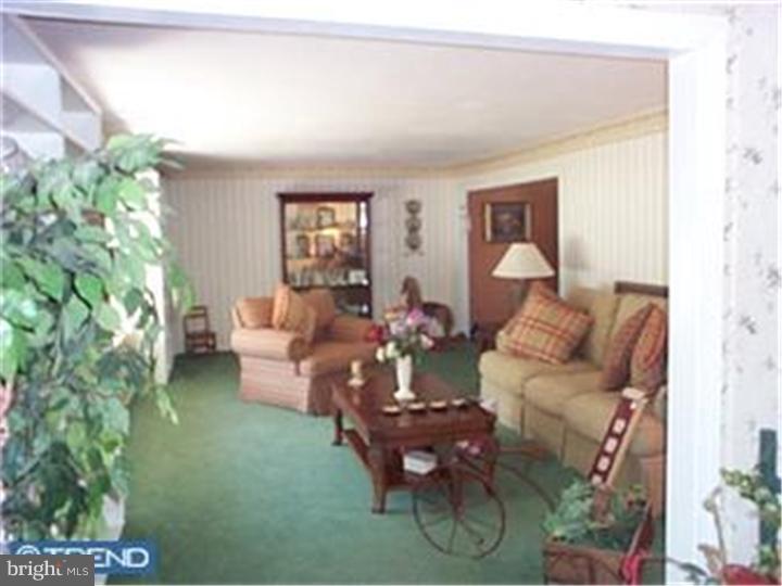 141 Hempstead Road Hamilton, NJ 08610 - Photo 5 of 10 Living Room