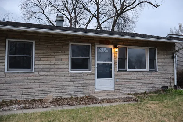 $2,650 | 202 East Streamwood Boulevard, Streamwood, IL 60107