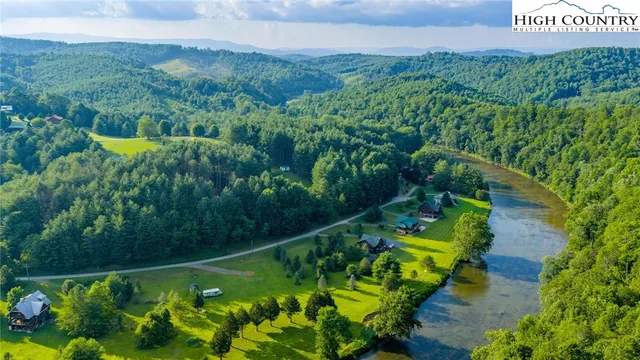 a view of a back yard