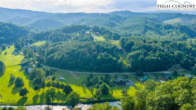 a view of a back yard