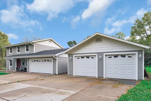 $650,000 | W2585 Long Meadow Drive, Lafayette, WI 53121