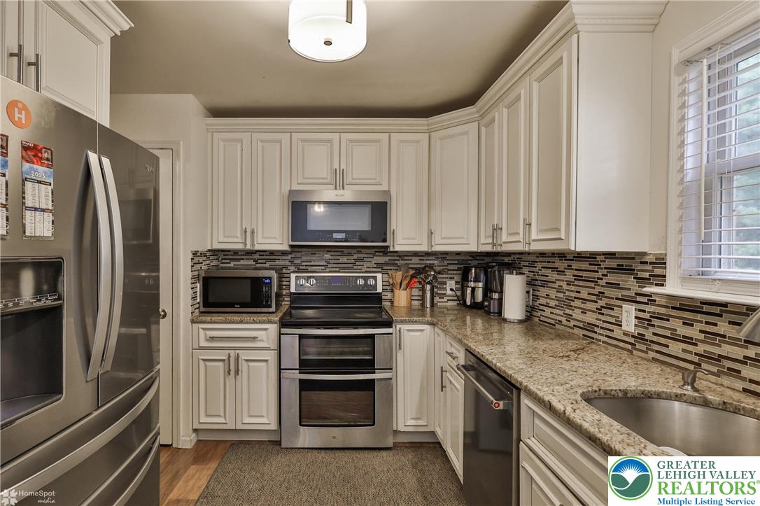 204 Ridings Circle Macungie, PA 18062 - Photo 15 of 53 a kitchen with granite countertop a refrigerator sink and stove